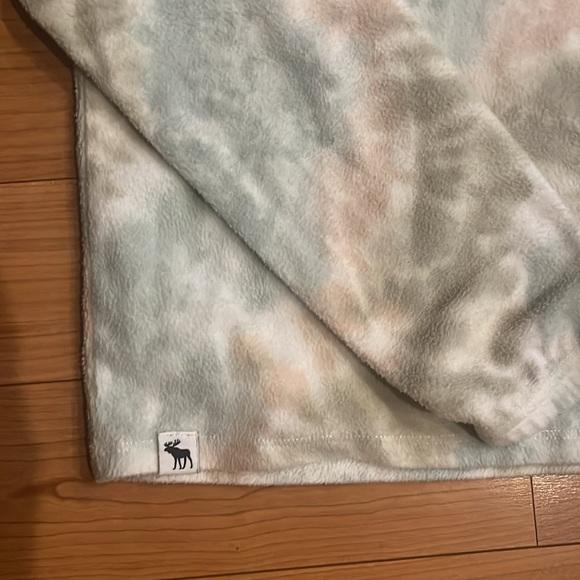 3/$20 Abercrombie kids, thin, soft, fleece long sleeve shirt - Picture 3 of 4